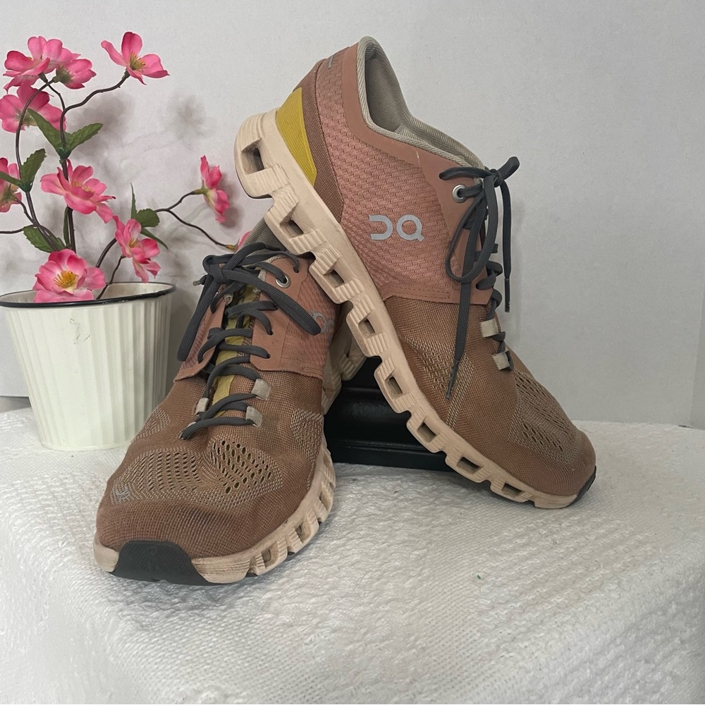 On‎ Cloud Athletic Shoes - Brown and Pink
Size W9 ~ Athletic Wear